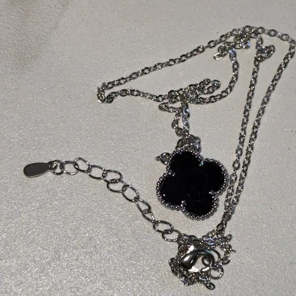 Clover Pendant Necklace Black Onyx - Picture 3 of 3